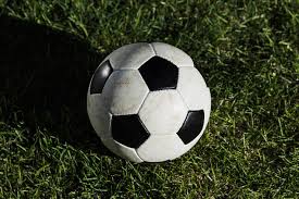 资深球迷实时关注比赛